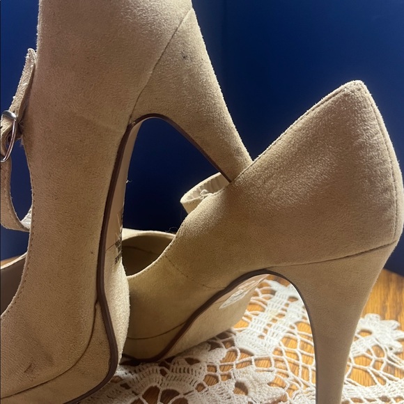 D pumps tan size 8.5 - Picture 5 of 6